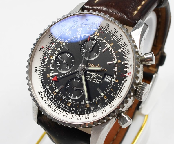 Breitling Navitimer World Chronometer Herren Uhr mit Datumsanzeige sowie Box und Papieren schwarzes Zifferblatt Lederarmband